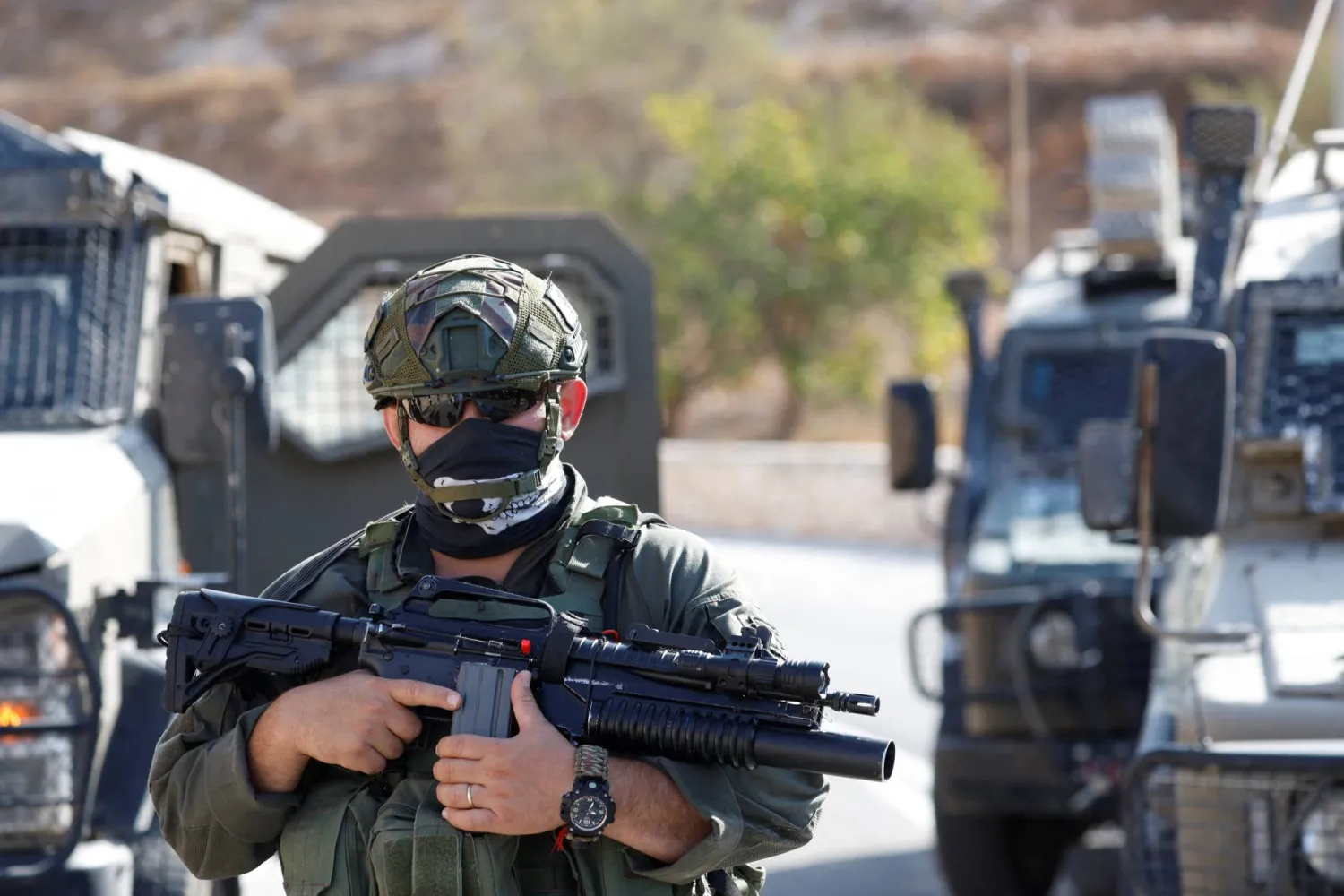 عناصر من الجيش الإسرائيلي بالقرب من الخليل في الضفة الغربية المحتلة (رويترز)