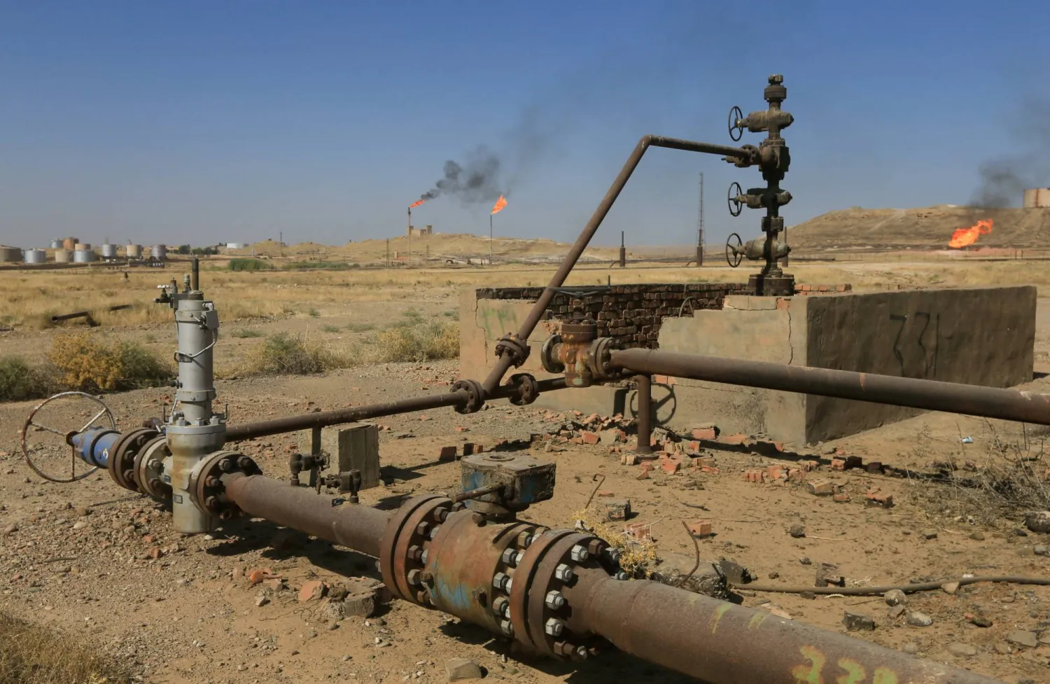 FILE PHOTO: An oil field is seen in Kirkuk, Iraq October 18, 2017. REUTERS/Alaa Al-Marjani/File Photo