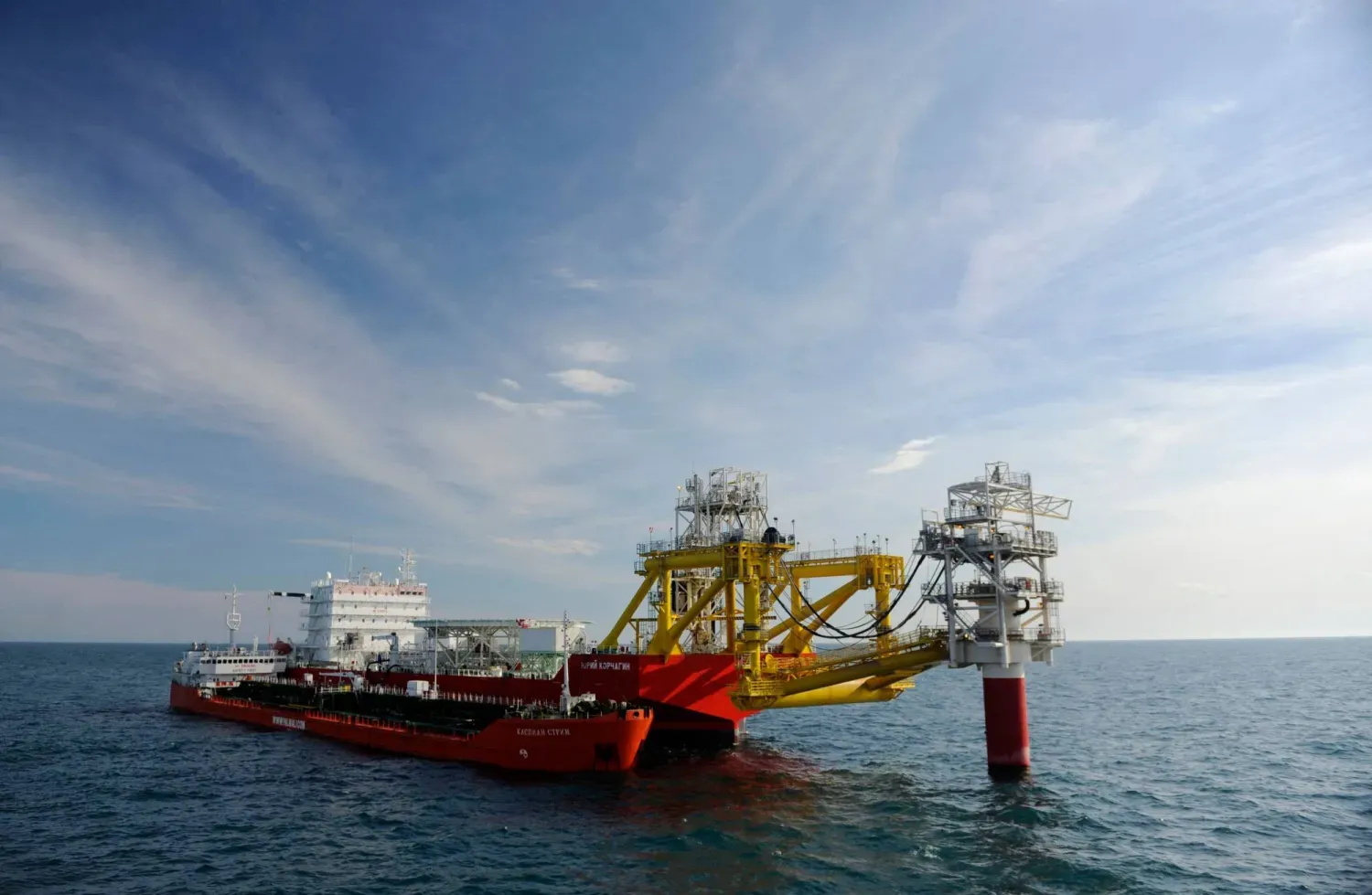Astrakhan Korabel Tersanesi’ndeki Lukoil platformunun yakınında bir petrol tankeri (AFP)