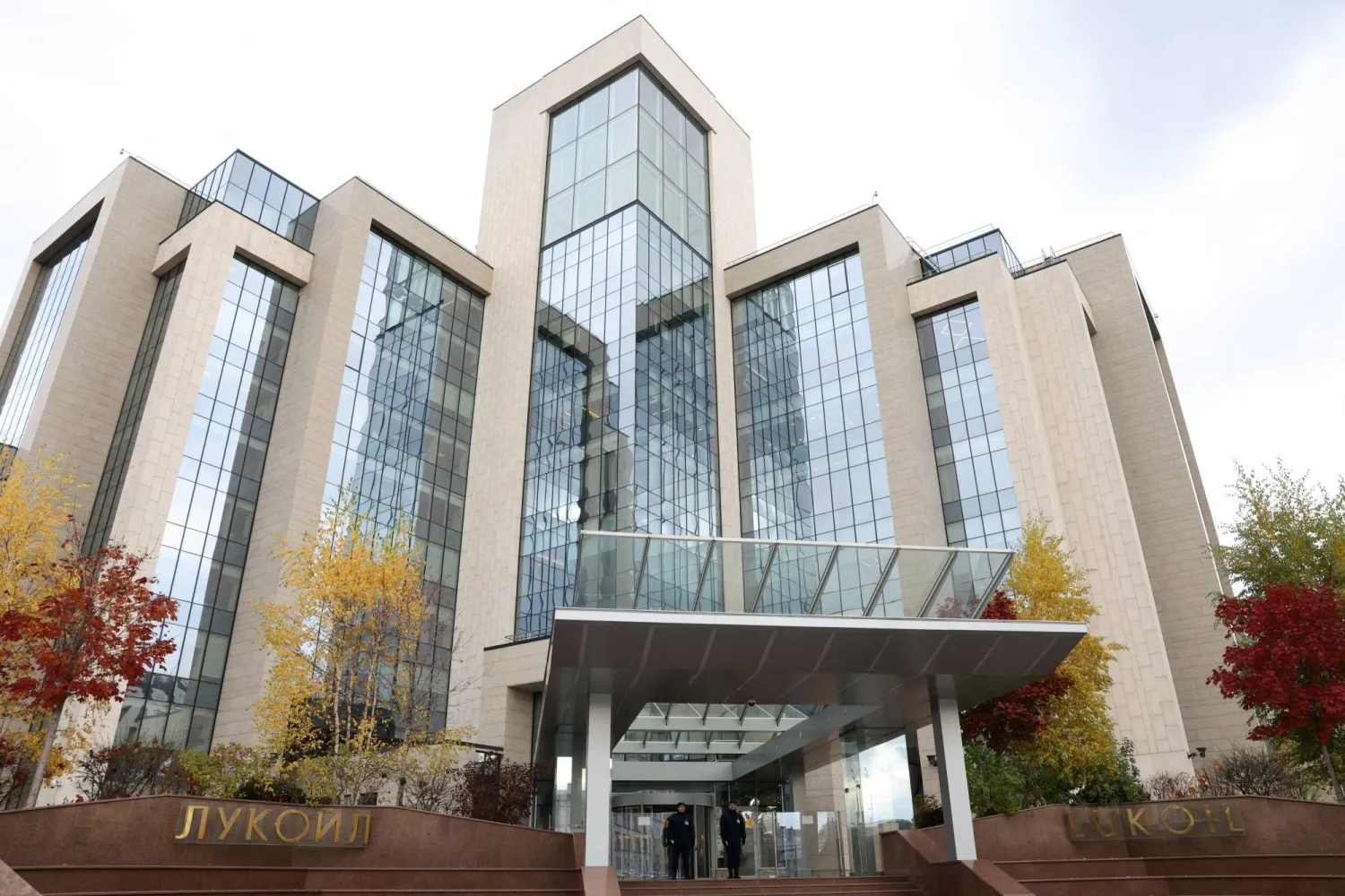 المقر الرئيسي لـ«لوك أويل» إحدى شركات النفط الكبرى في روسيا (رويترز)