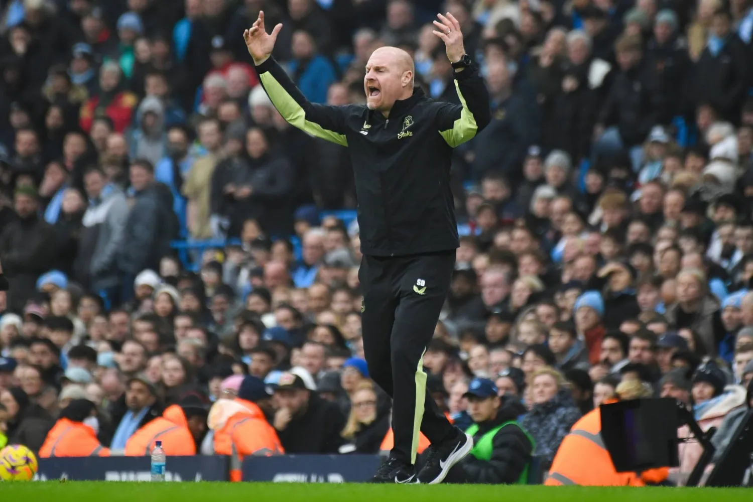 FILE - Sean Dyche gestures during the English Premier League soccer match between Manchester City and Everton at the Etihad stadium in Manchester, Dec. 26, 2024. (AP Photo/Rui Vieira, File)