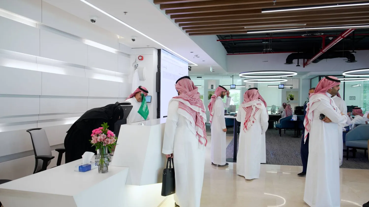  Investors at the Saudi Business Center (Photo: Turki Al-Oqaili). 
