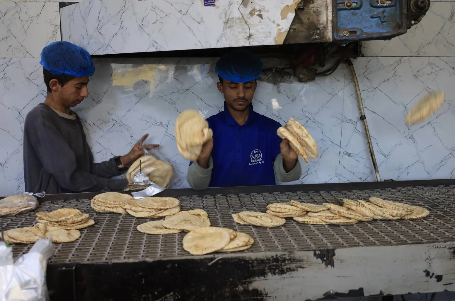 نصف اليمنيين مهددون بالمجاعة في ظل انتهاكات الحوثيين العمل الإنساني وتراجع واردات القمح (إ.ب.أ)