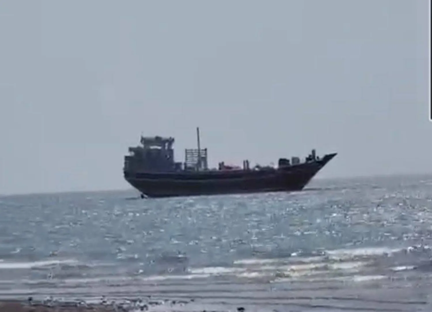 سفينة إيرانية اعترضتها القوات اليمنية كانت تحمل شحنة ممنوعات للحوثيين (إكس)