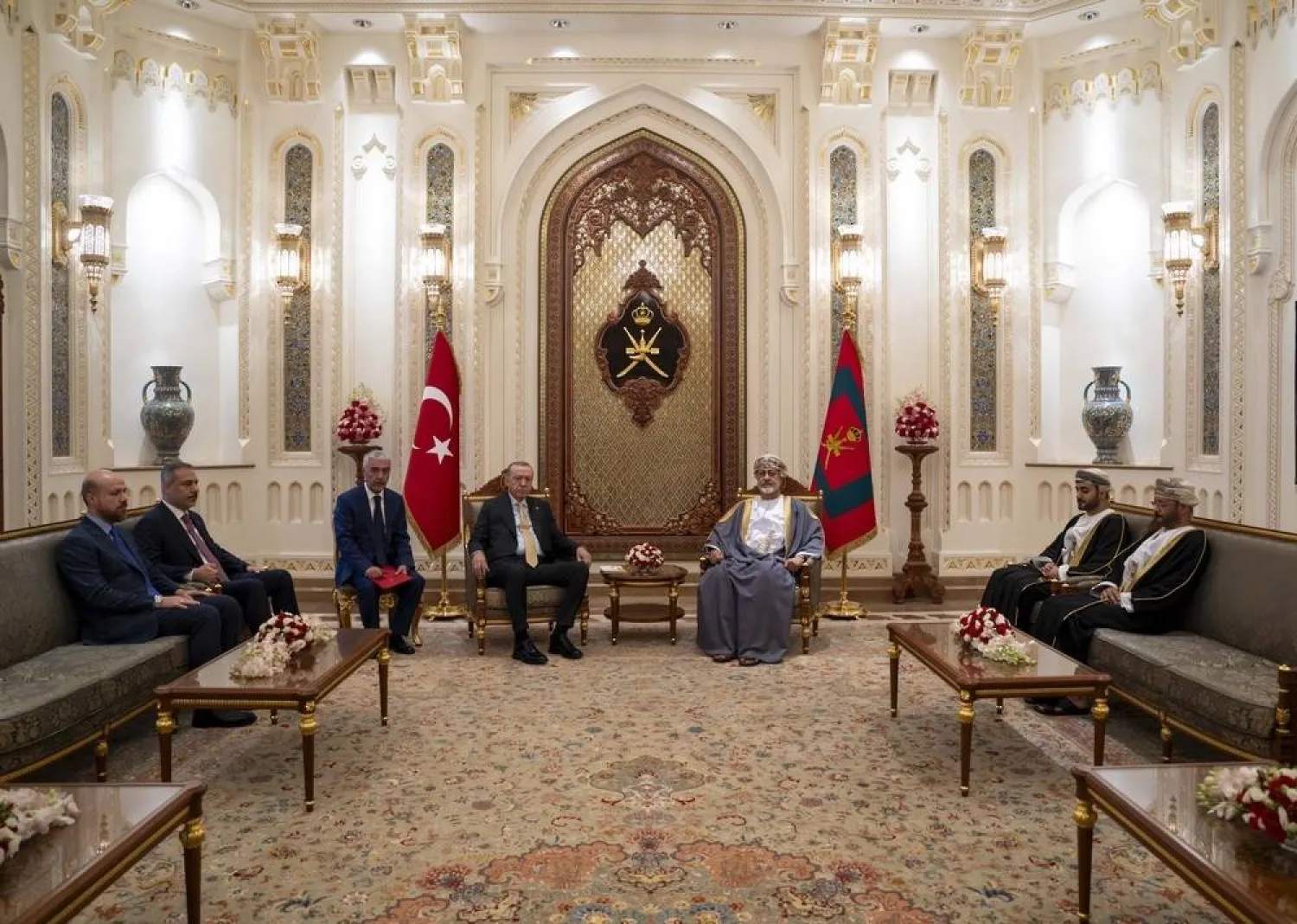 السلطان هيثم بن طارق والرئيس التركي رجب طيب إردوغان خلال عُقد لقاء خاص بقصر العلم في مسقط الخميس (العمانية)