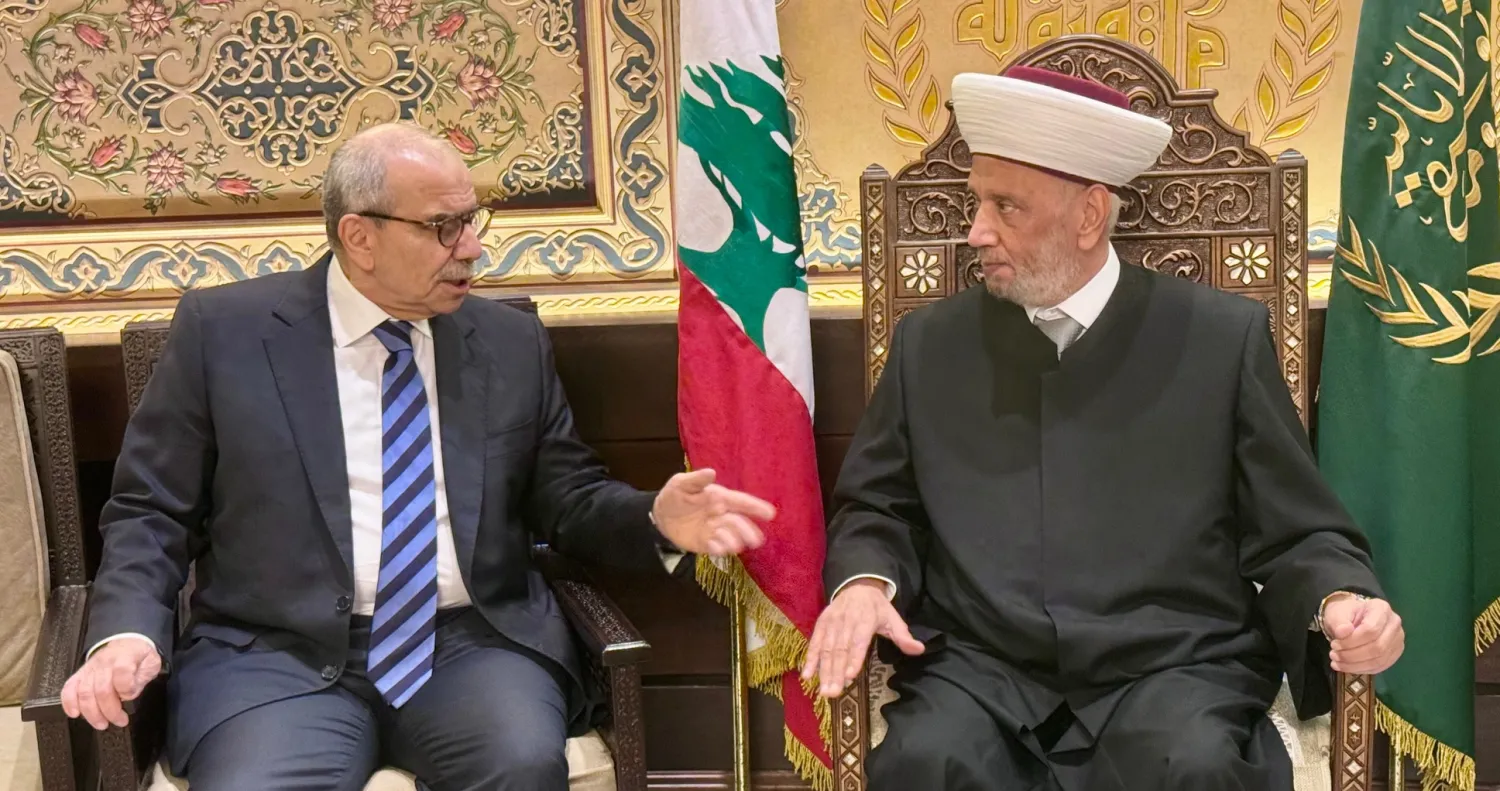 رئيس الحكومة نواف سلام ملتقياً مفتي الجمهورية عبد اللطيف دريان بمقر دار الفتوى في بيروت (الوكالة الوطنية للإعلام)