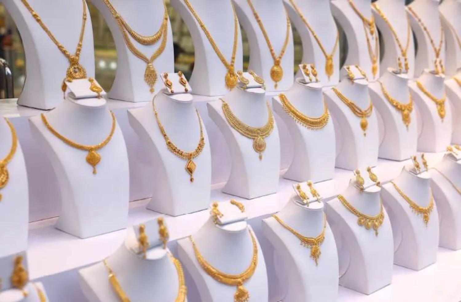 من داخل متجر في حي جاكسون هايتس في منطقة كوينز بمدينة نيويورك (رويترز)