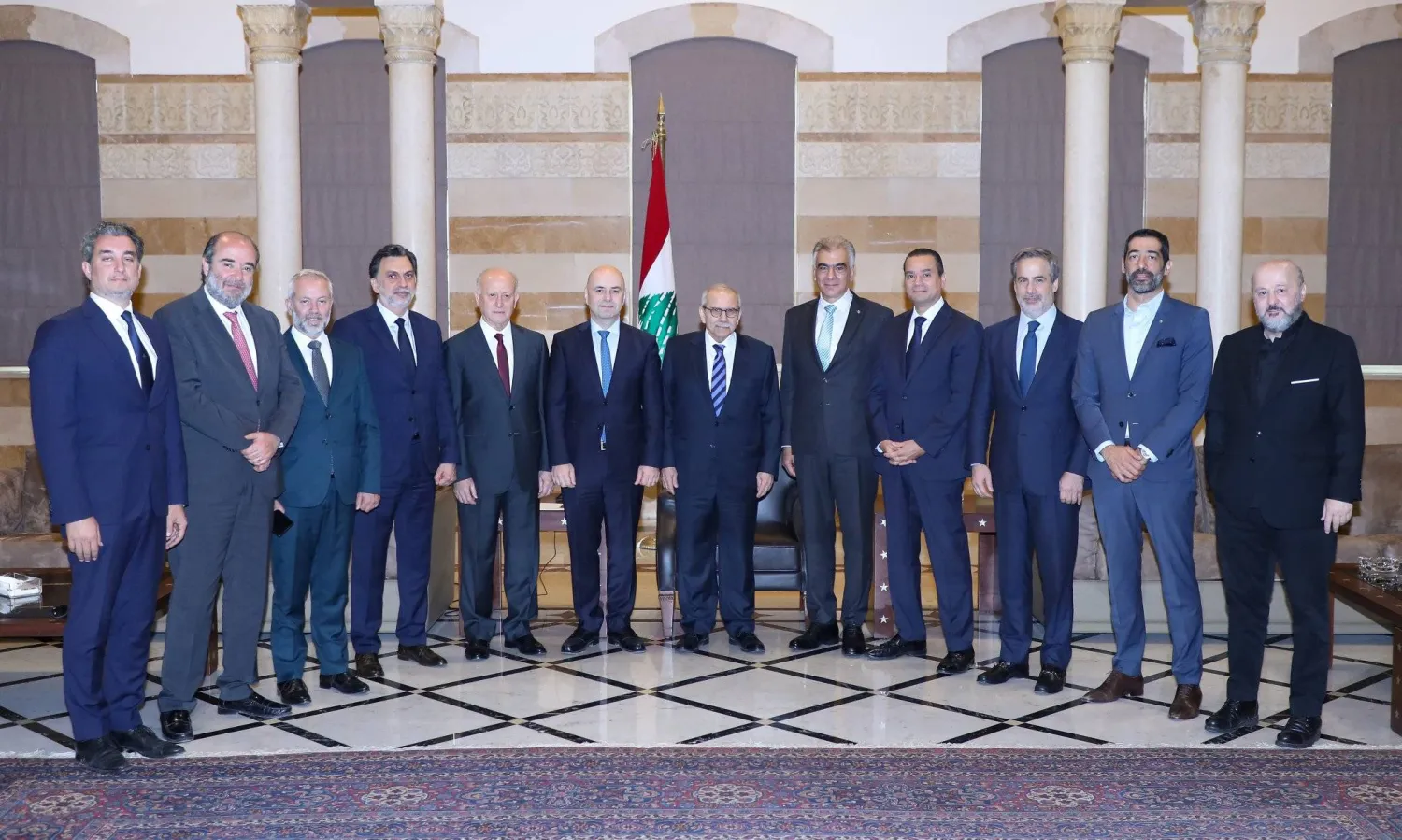 رئيس الحكومة نواف سلام مستقبلا وفدا من النواب الموقّعين على اقتراح قانون تصويت المغتربين (رئاسة الحكومة)