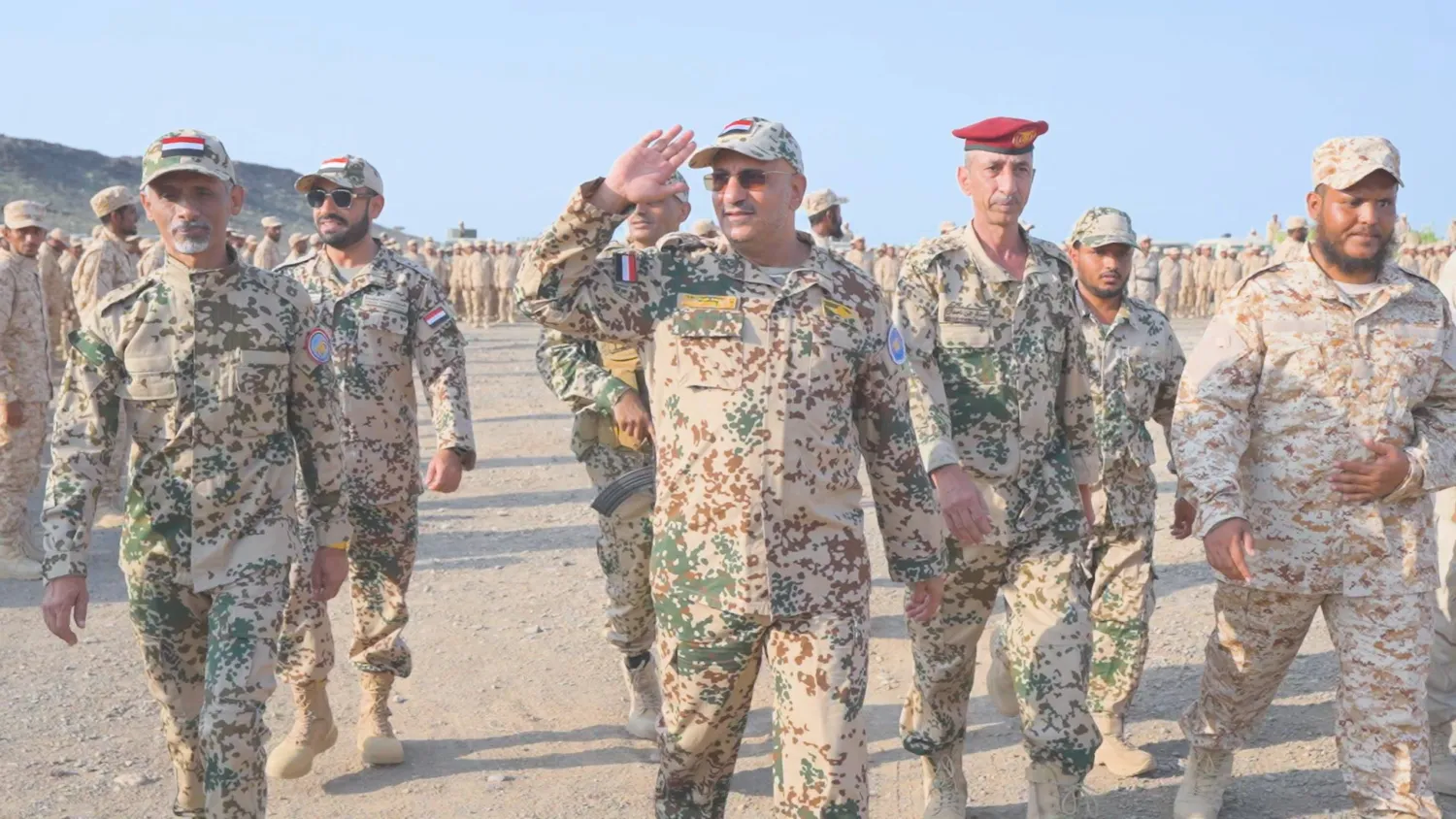 عضو المجلس القيادة الرئاسي اليمني طارق صالح خلال تفقد وحدات عسكرية من قواته (سبأ)