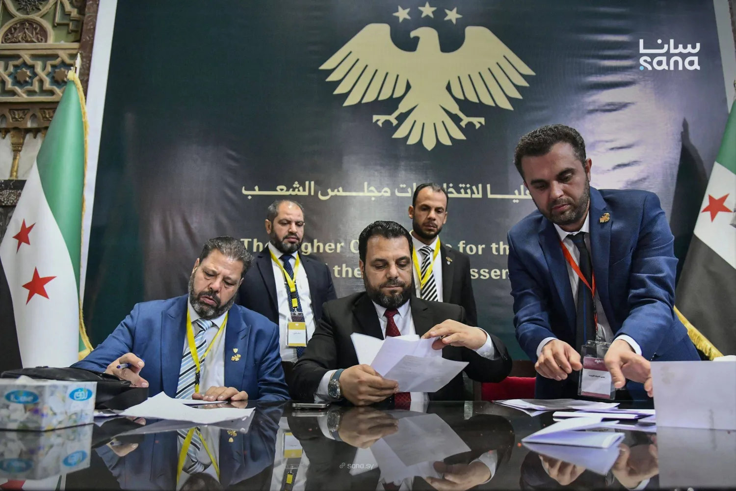 رئيس اللجنة العليا لانتخابات مجلس الشعب محمد طه الأحمد يراجع مع المراقبين أوراق المرشحين في رأس العين وتل أبيض شمال سوريا (سانا)