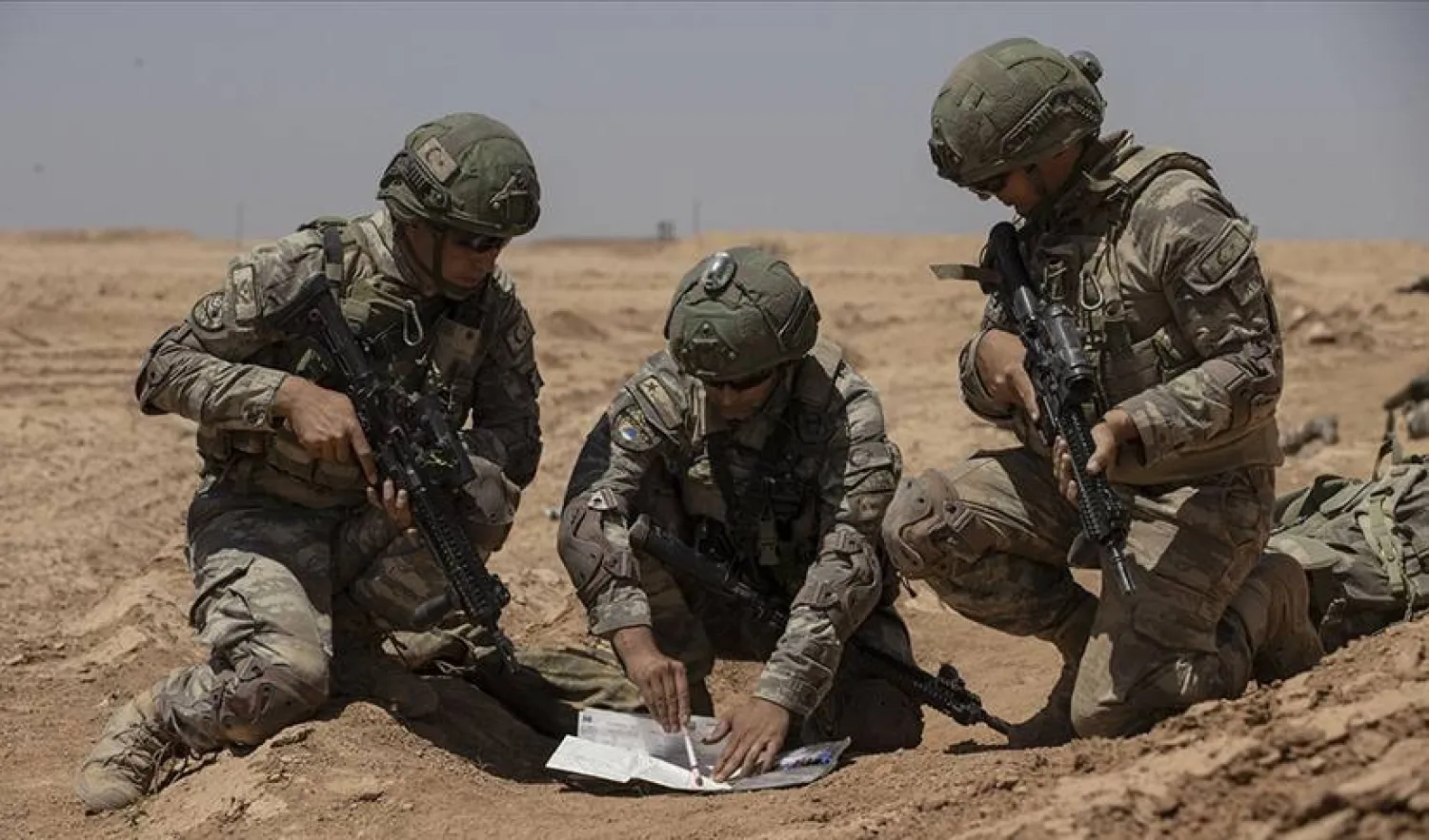 عناصر من القوات التركية تعمل على خريطة للأنفاق في شمال سوريا (وزارة الدفاع التركية)