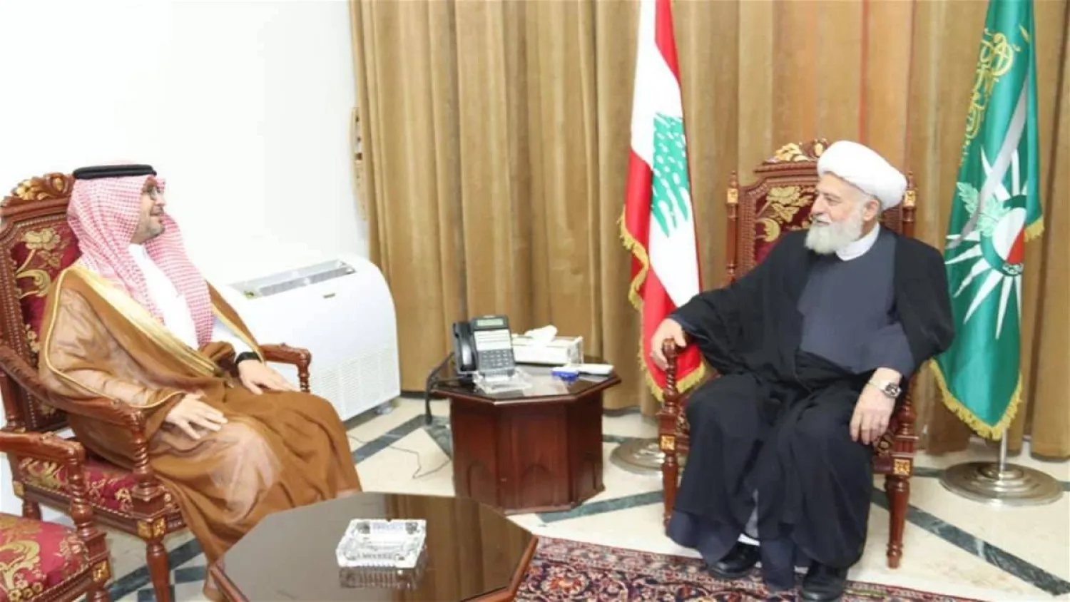رئيس «المجلس الإسلامي الشيعي الأعلى» الشيخ الخطيب مستقبلاً سفير المملكة العربية السعودية وليد بخاري (الوكالة الوطنية للإعلام)