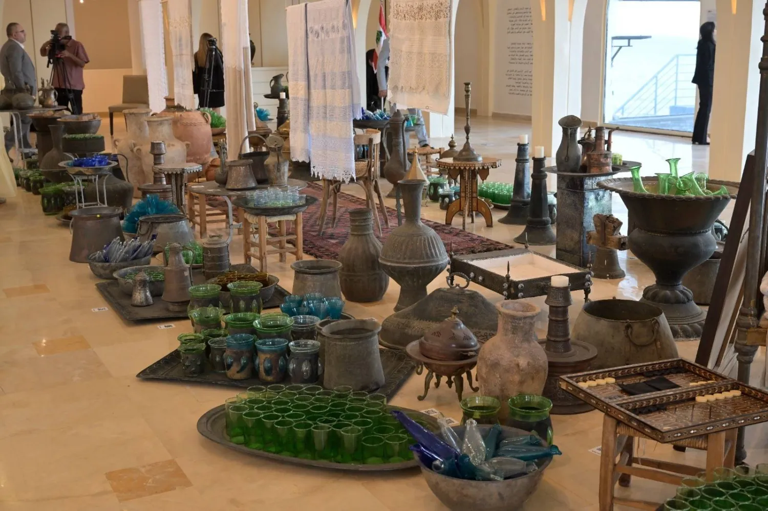 جانب من معرض «عبر الزمن» في «بيت المحترف اللبناني»... (الشرق الأوسط)

