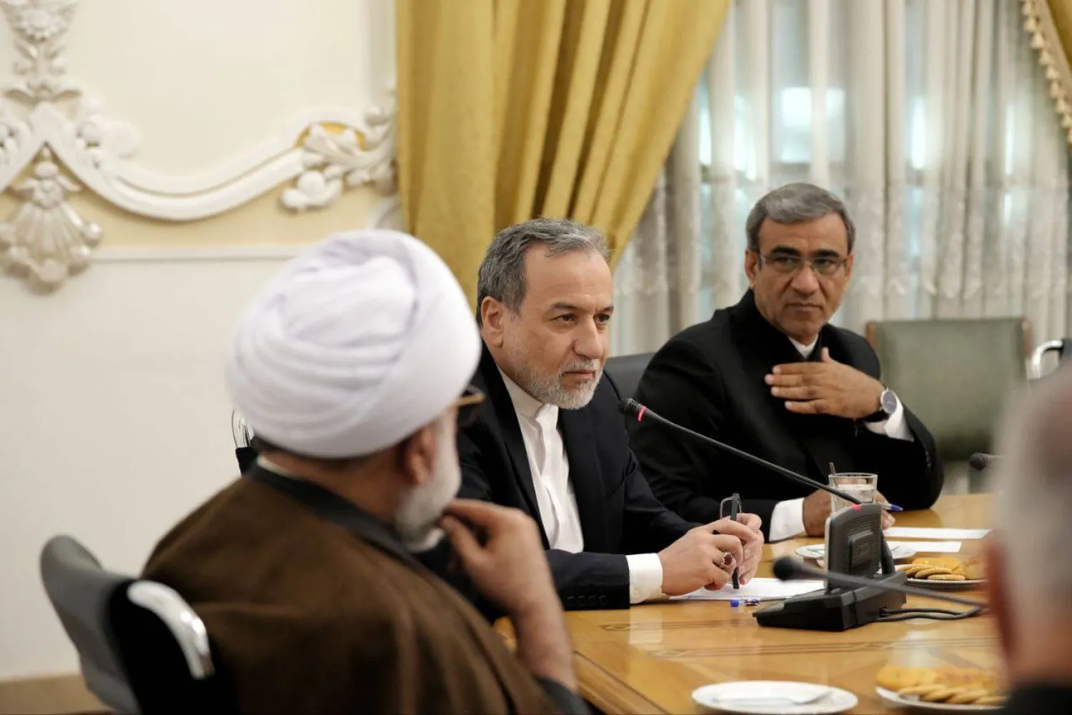 صورة نشرها موقع عراقجي من حضوره في اجتماع مع مسؤولين إيرانيين في مشهد شمال شرقي البلاد اليوم