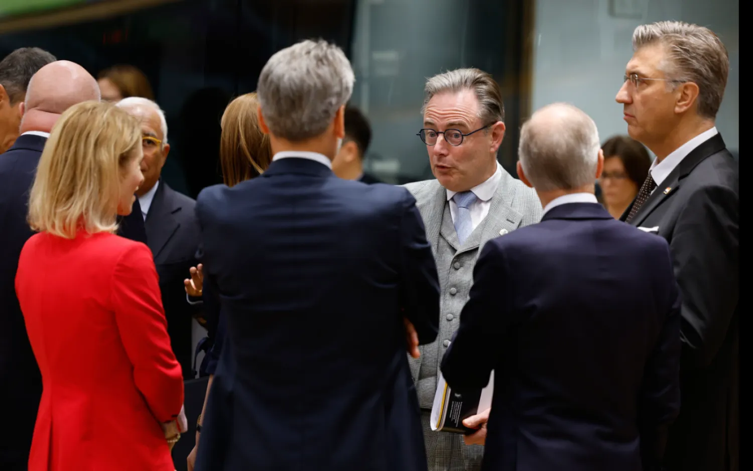 Belgium's Prime Minister Bart De Wever, center, speaks with European Union foreign policy chief Kaja Kallas, third left, Netherland's Prime Minister Dick Schoof, center left, and Croatia's Prime Minister Andrej Plenkovic, right, during a round table meeting at an EU Summit in Brussels, Thursday, Oct. 23, 2025. (AP Photo/Geert Vanden Wijngaert)