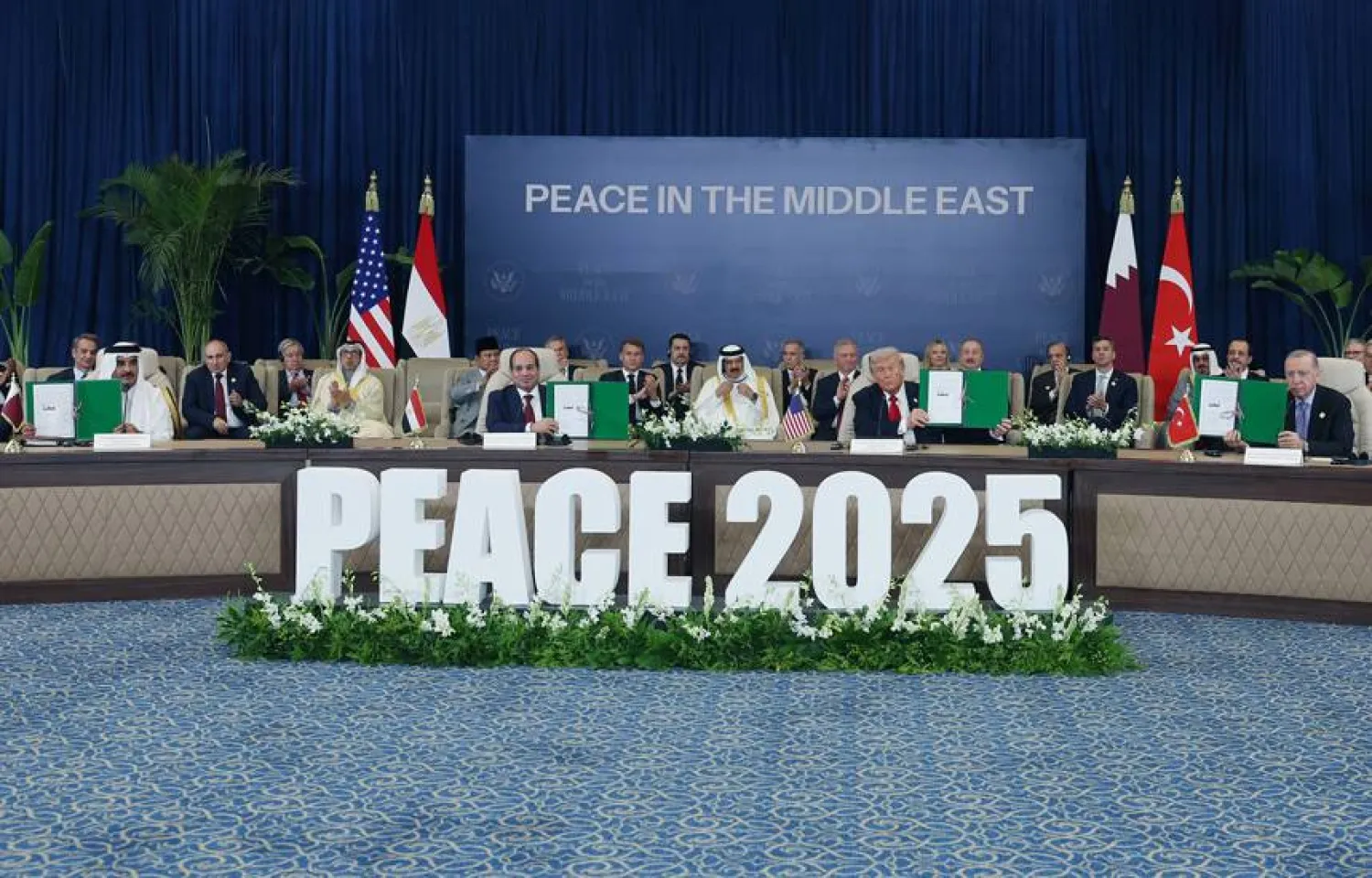 قادة مصر والولايات المتحدة وتركيا وقطر خلال توقيع إعلان مبادئ شرم الشيخ للسلام في الشرق الأوسط (الرئاسة التركية)