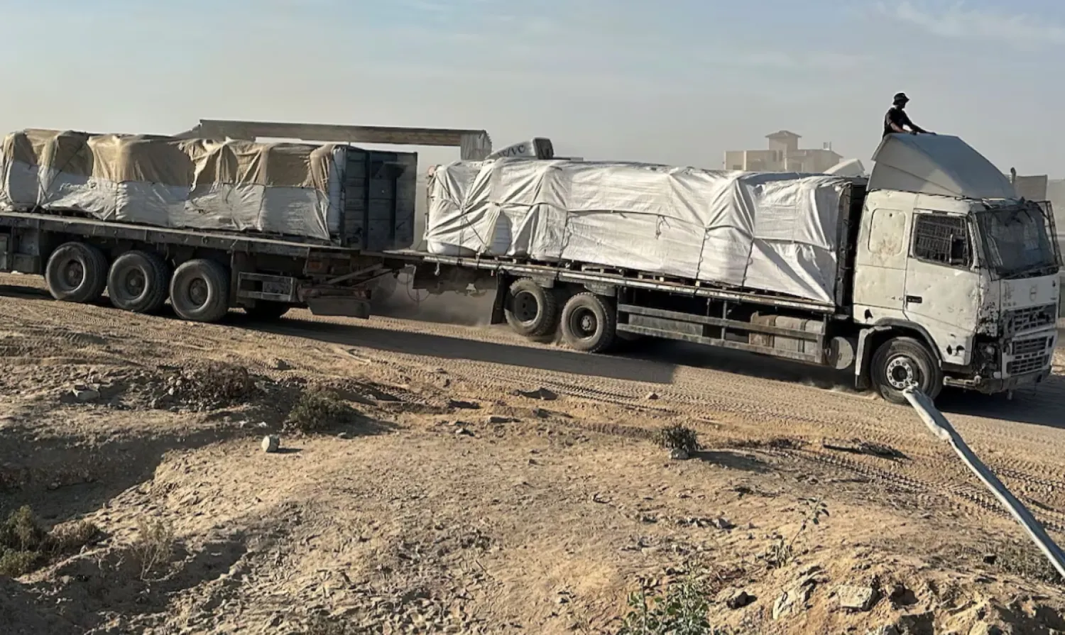 A truck carries aid for Palestinians, amid a ceasefire between Israel and Hamas in Gaza, in Deir Al-Balah, in the central Gaza Strip, October 21, 2025. REUTERS/Stringer