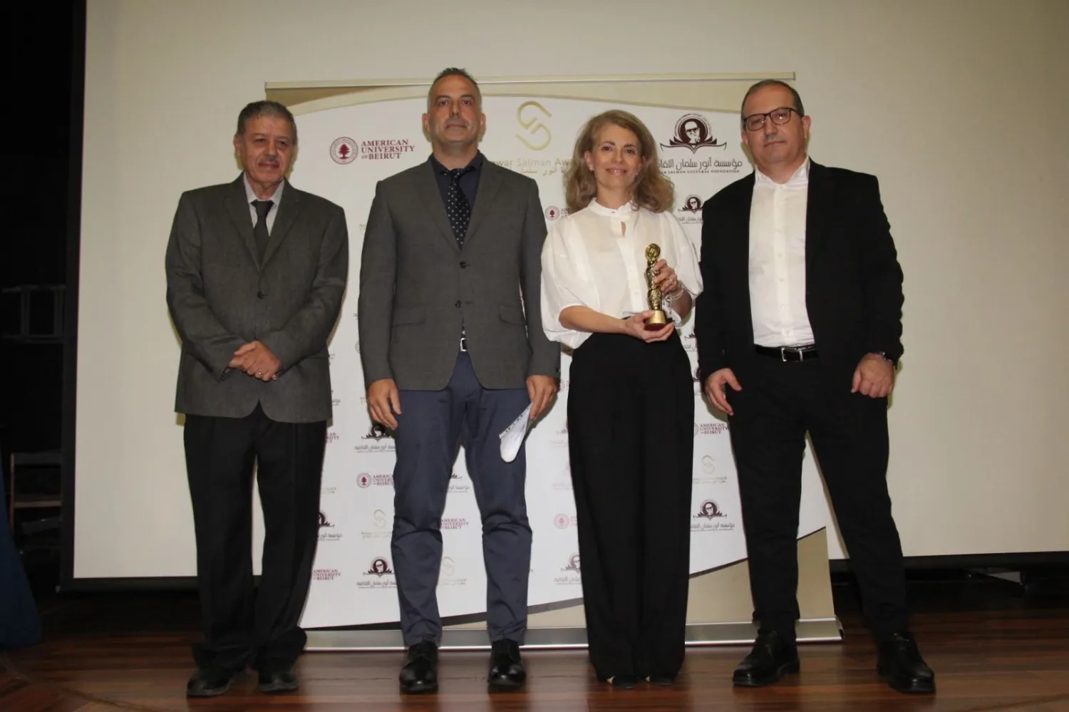 عائلة الراحل الشاعر شوقي أبي شقرا مع الجهة المكرمة (الشرق الأوسط)