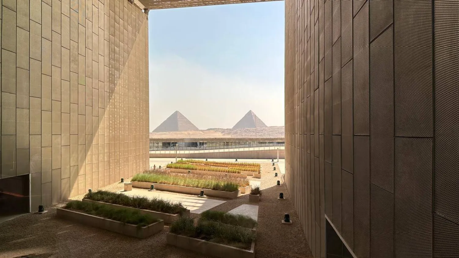 إطلالة مميزة للمتحف المصري الكبير على الأهرامات (الشرق الأوسط)