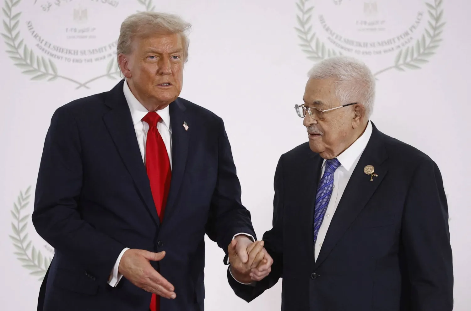 الرئيس الأميركي دونالد ترمب ورئيس السلطة الفلسطينية محمود عباس في قمة شرم الشيخ لإنهاء حرب غزة بمصر يوم 13 أكتوبر 2025 (رويترز)