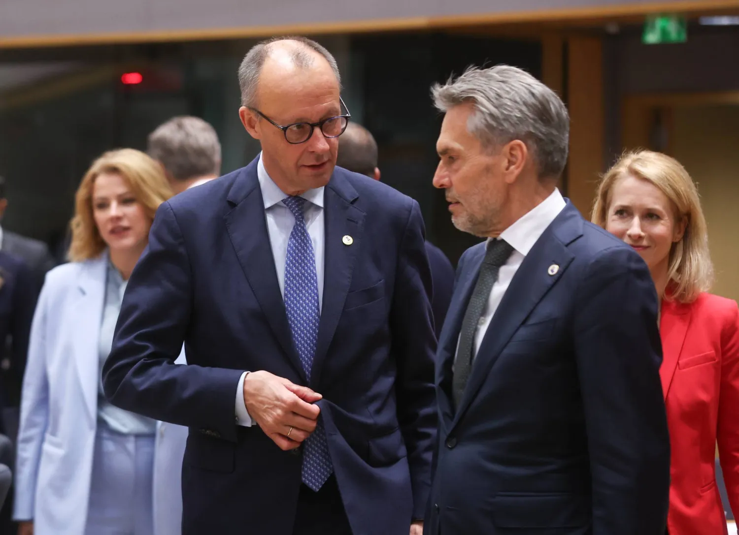 رئيس وزراء هولندا ديك شوف والمستشار الألماني فريدريش ميرتس قبيل القمة الأوروبية في بروكسل (إ.ب.أ)