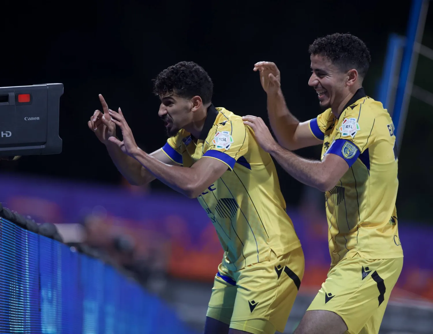 محرزي لاعب التعاون محتفلاً بالهدف (تصوير: نايف العتيبي)