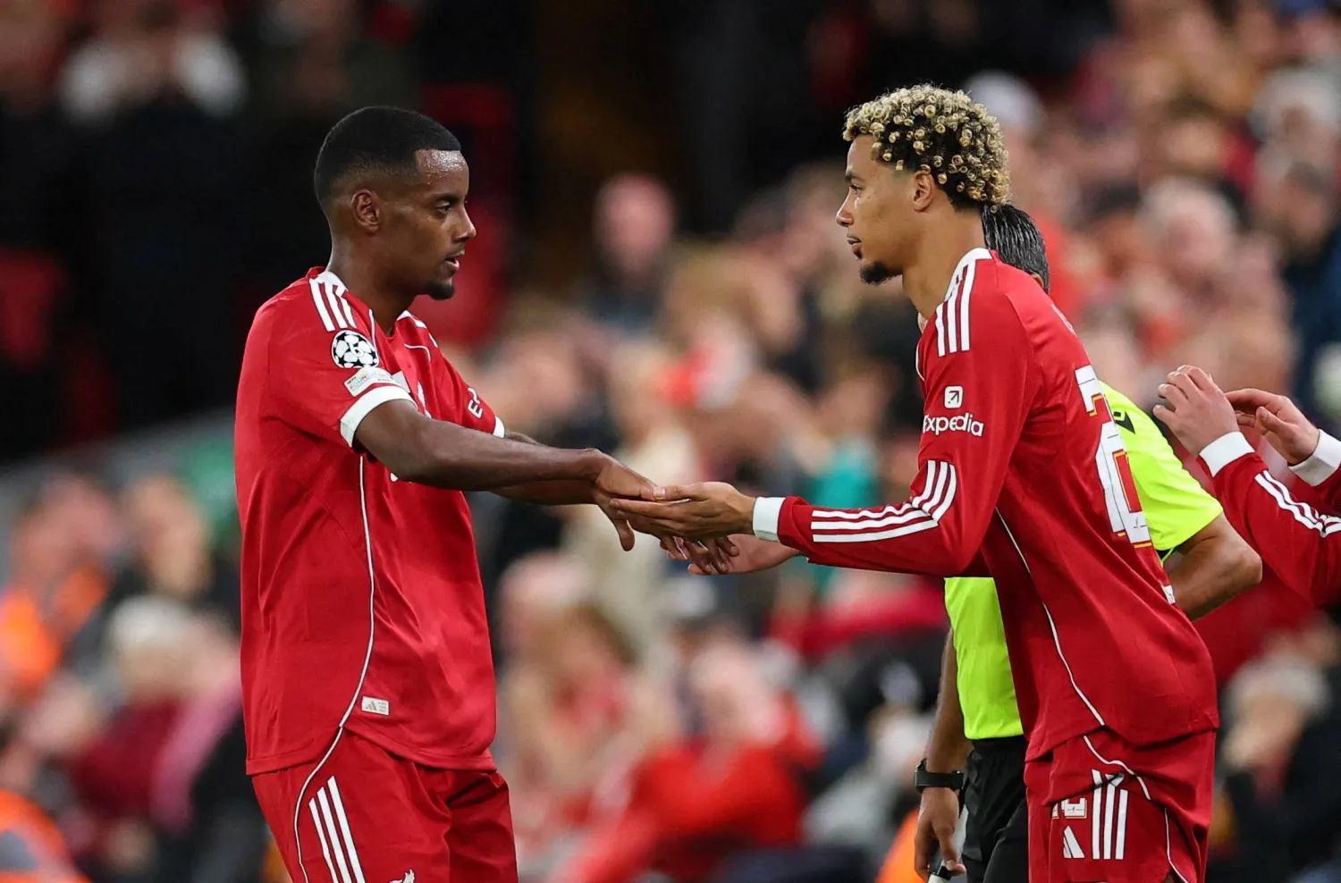 ايكيتيكي وإيزاك شاركا اساسيا لاول مرة مع ليفربول (رويترز)