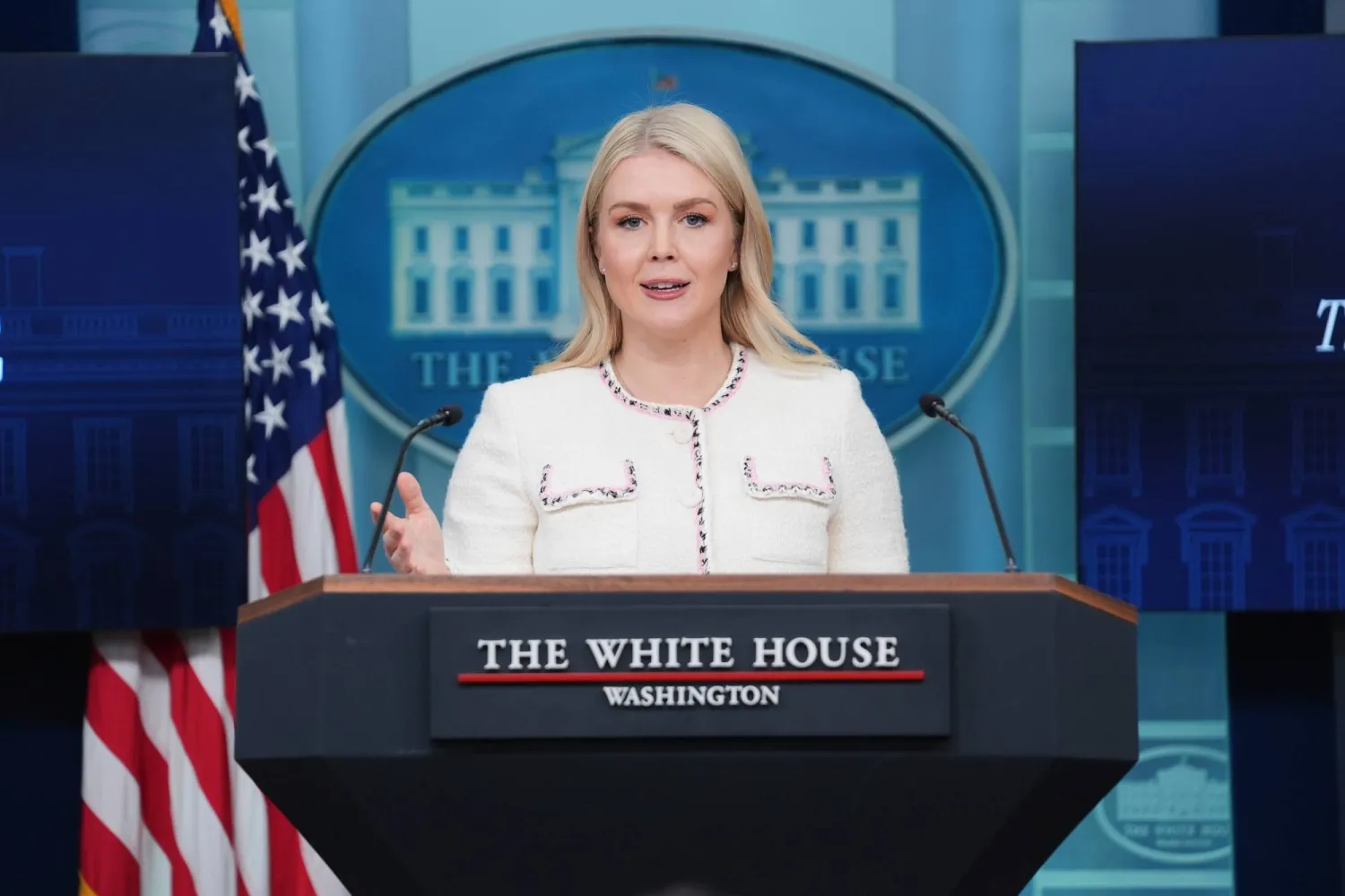 كارولاين ليفيت المتحدثة باسم البيت الأبيض خلال مؤتمر صحافي بالعاصمة الأميركية واشنطن في 23 أكتوبر 2025 (أ.ب)