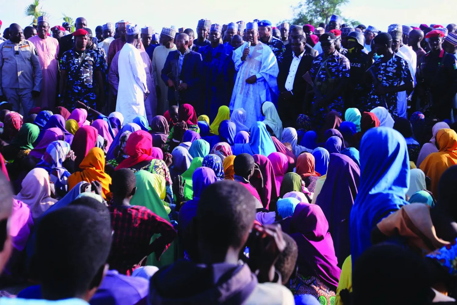 حاكم ولاية بورنو باباجانا زولوم يتحدث إلى الأشخاص المتضررين من هجوم «بوكو حرام» في أثناء زيارته للمنطقة بدار الجمال 6 سبتمبر الماضي (أ.ب)