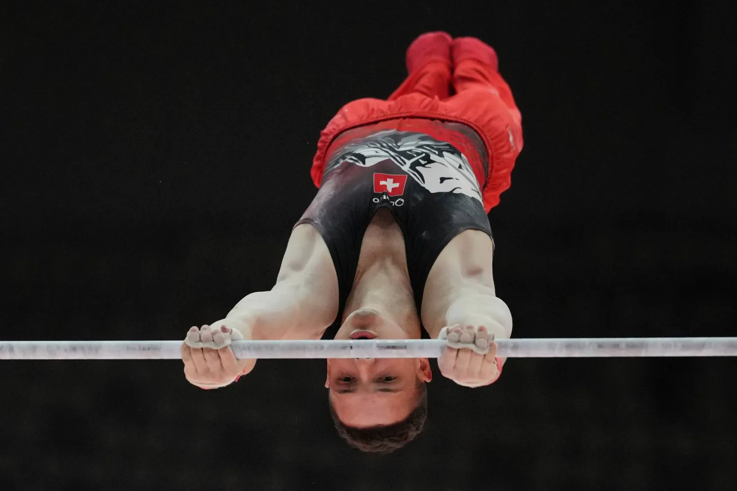 الحادثة هزت مجتمع الجمباز العالمي (أ.ب)