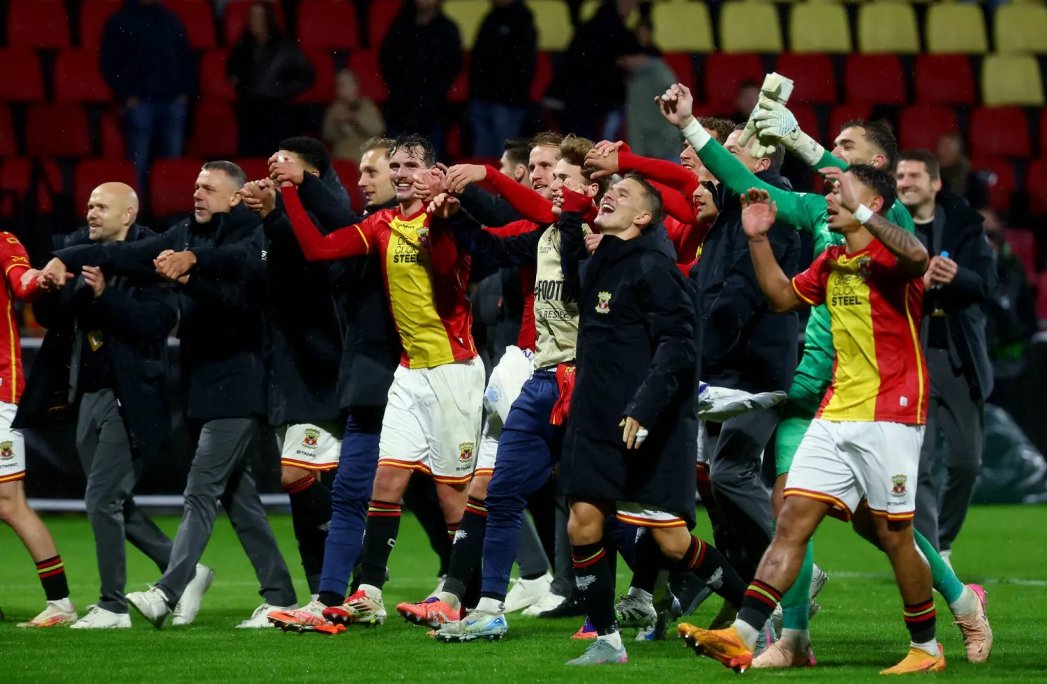 لاعبو إيغلز الهولندي يحتفلون مع جماهيرهم بالفوز التاريخي (رويترز)