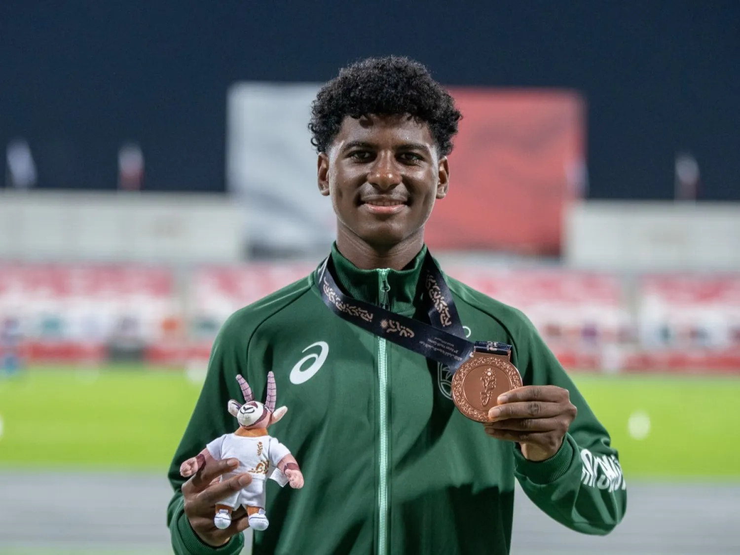 العداء السميري محتفلاً بالميدالية (الشرق الأوسط)