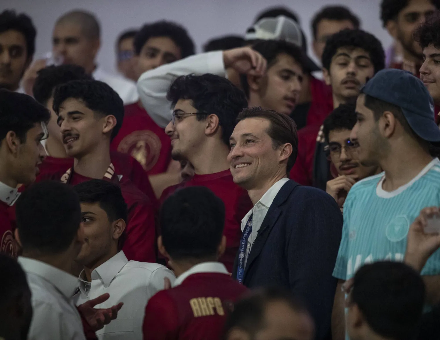 بن هاربورغ مالك نادي الخلود خلال وجوده في مدرجات الفريق (تصوير: يزيد السمراني) 