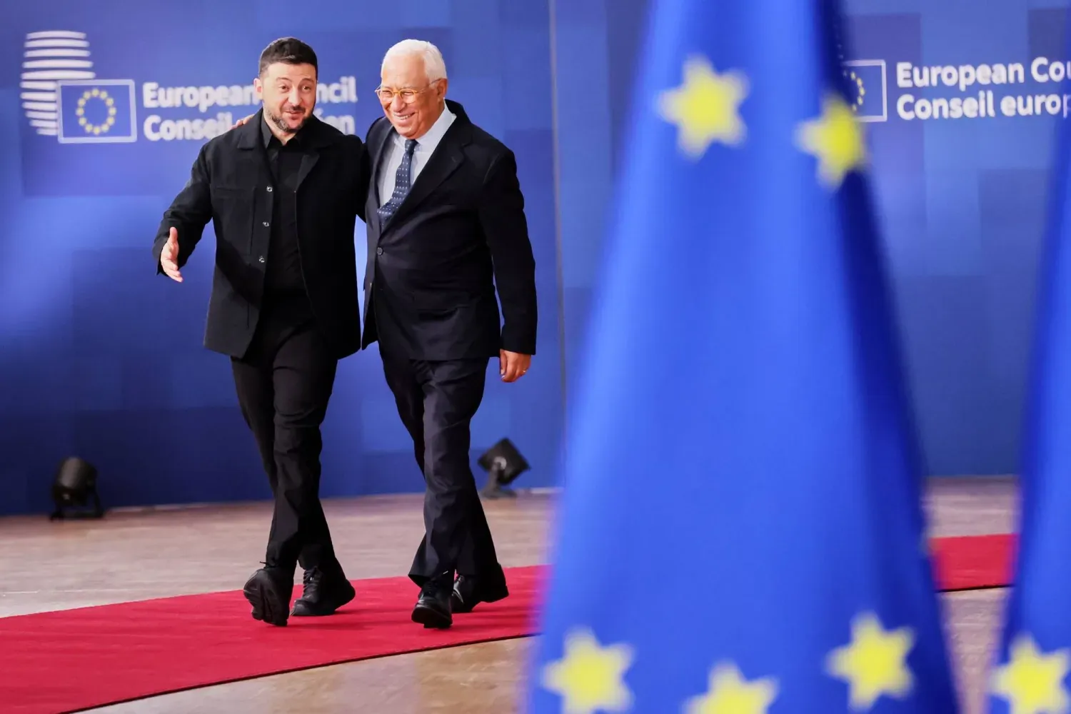 Avrupa Konseyi Başkanı Antonio Costa (sağda) ve Ukrayna Devlet Başkanı Volodimir Zelenskiy, Brüksel'deki AB zirvesi öncesinde (AP)