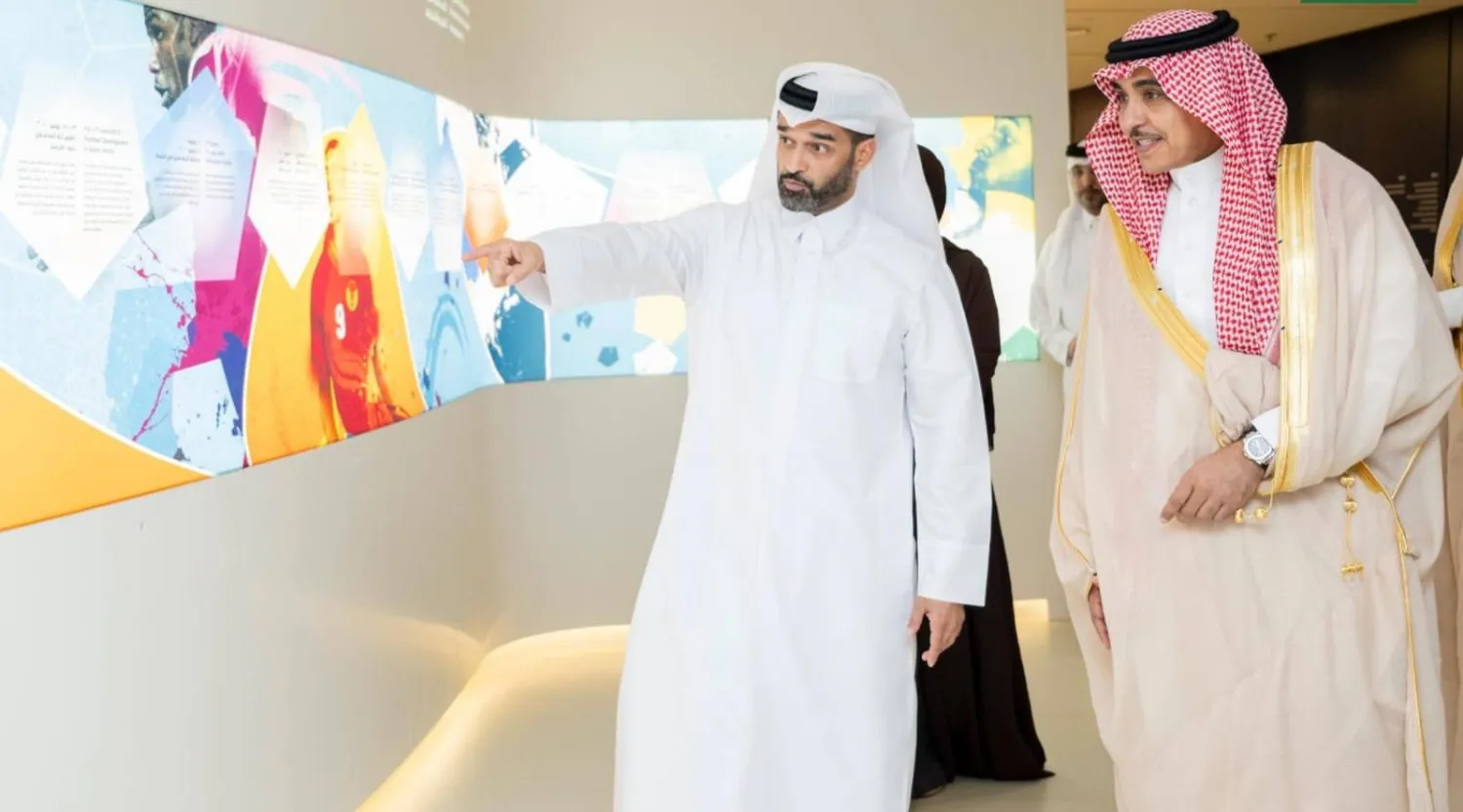 الدوسري خلال اطلاعه على التجربة القطرية في المونديال مع حسن الذوادي العضو المنتدب للجنة العليا للمشاريع والإرث (وزارة الإعلام)