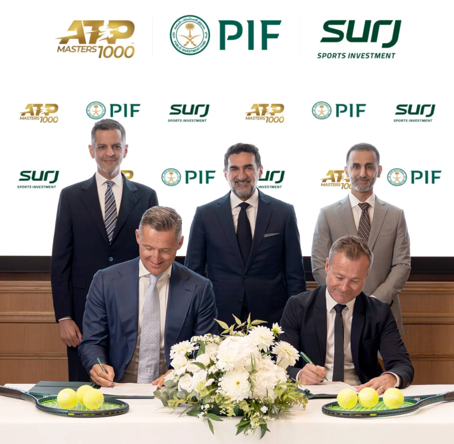 ياسر الرميان لحظة حضوره توقيع عقد الاستضافة في باريس (بي آي إف)