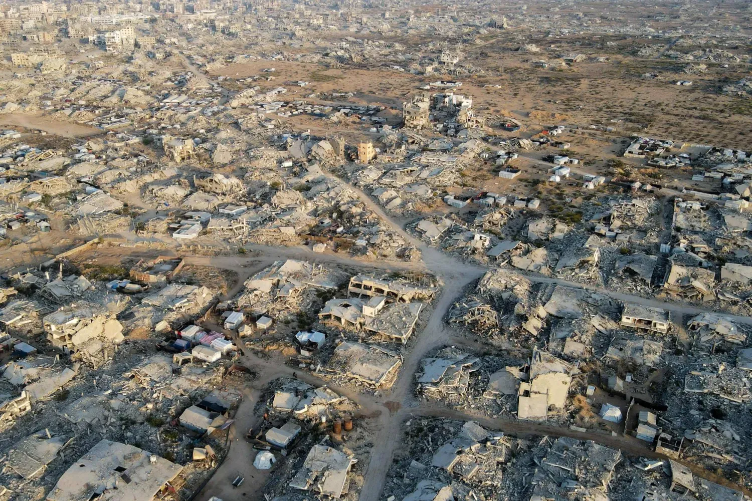 Gazze Şehri'ndeki el-Rimal mahallesinin dün çekilen hava fotoğrafı (AFP)