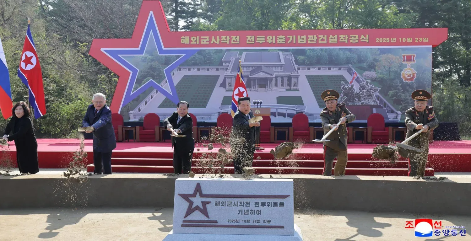 Kim Jong Un ve Rusya'nın Kuzey Kore Büyükelçisi anıtın temel atma töreninde (Reuters)