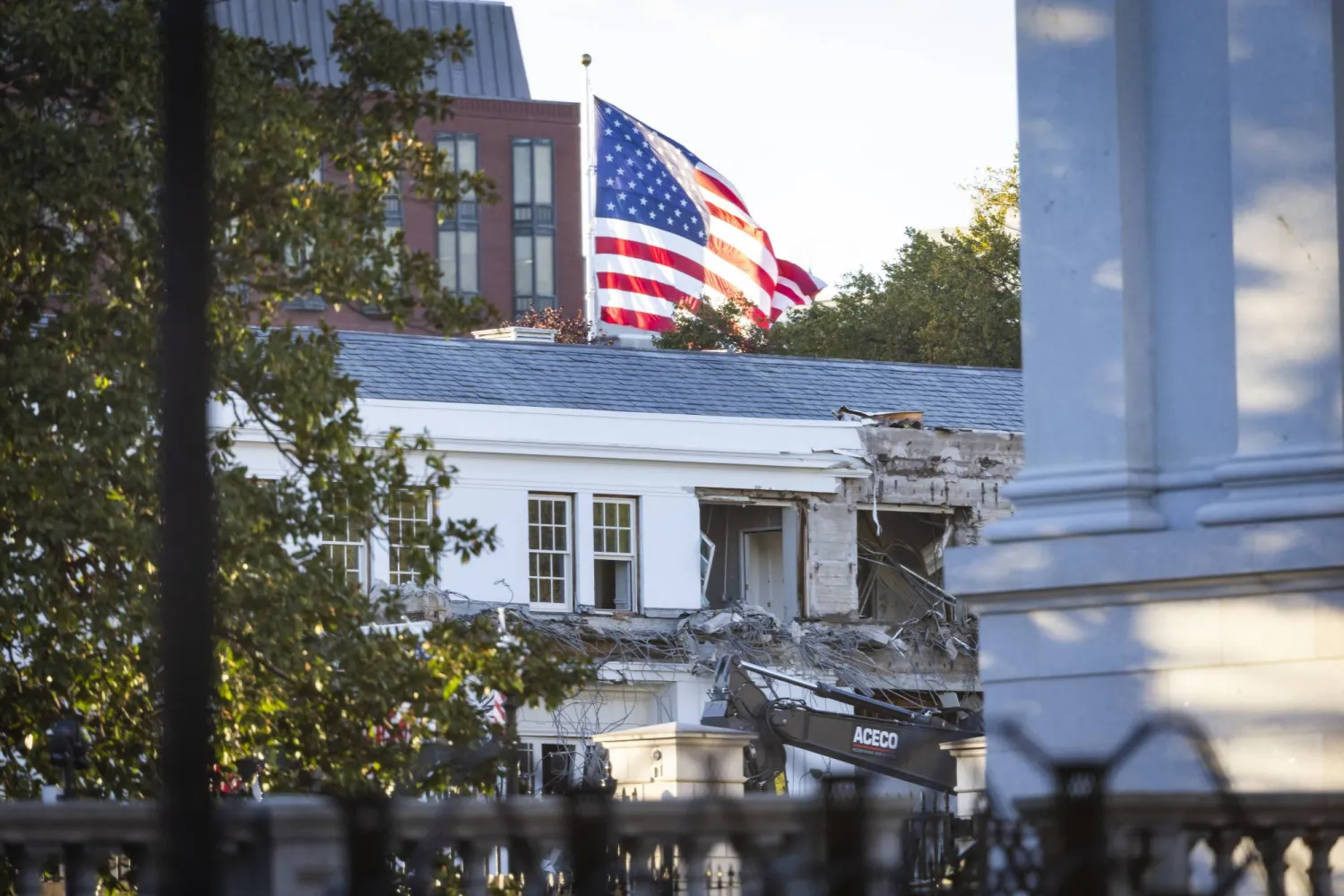 Constructions workers begin demolition of part of the East Wing of the White House for construction of President Trump's ballroom in Washington, DC, USA, 20 October 2025. EPA/JIM LO SCALZO