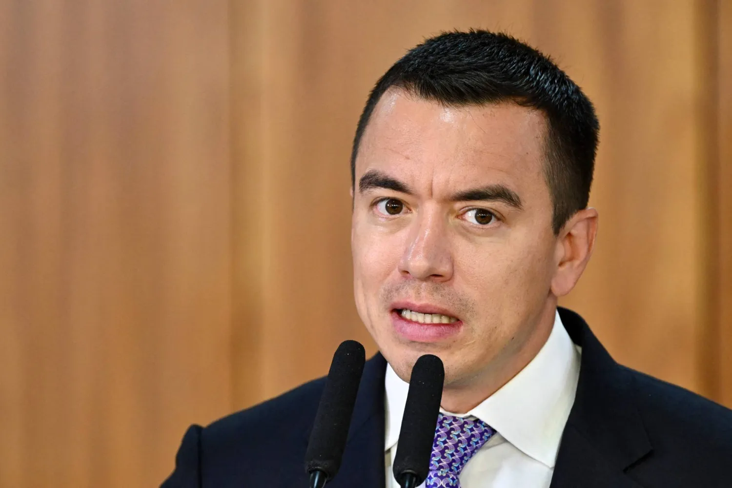 رئيس الإكوادور دانيال نوبوا خلال بيان صحافي يوم 18 أغسطس 2025 (أ.ف.ب)