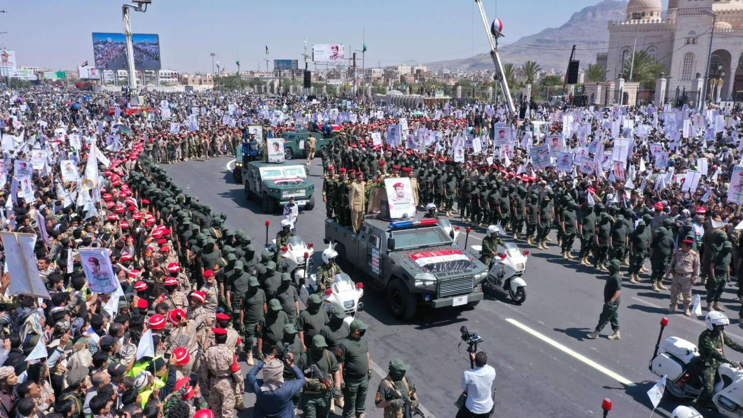جانب من تشييع حوثي لقيادات عسكرية لقيت حتفها في غارات إسرائيلية (إعلام حوثي)