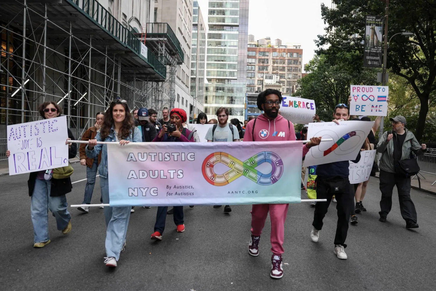 أعضاء جمعية «البالغين المصابين بالتوحد في نيويورك» يشاركون في مسيرة «فخر الإعاقة» في 19 أكتوبر 2025 في مدينة نيويورك (أ.ف.ب)