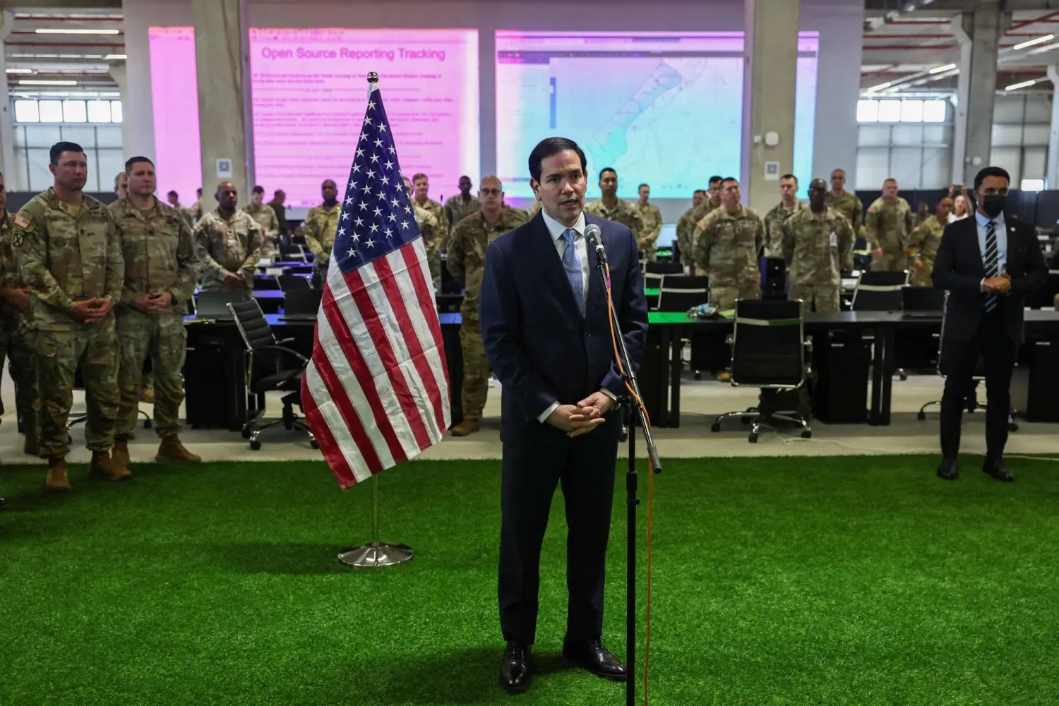 (foto altı) ABD Dışişleri Bakanı Marco Rubio, Sivil-Askeri Koordinasyon Merkezi'ni ziyaret etti. (AFP)