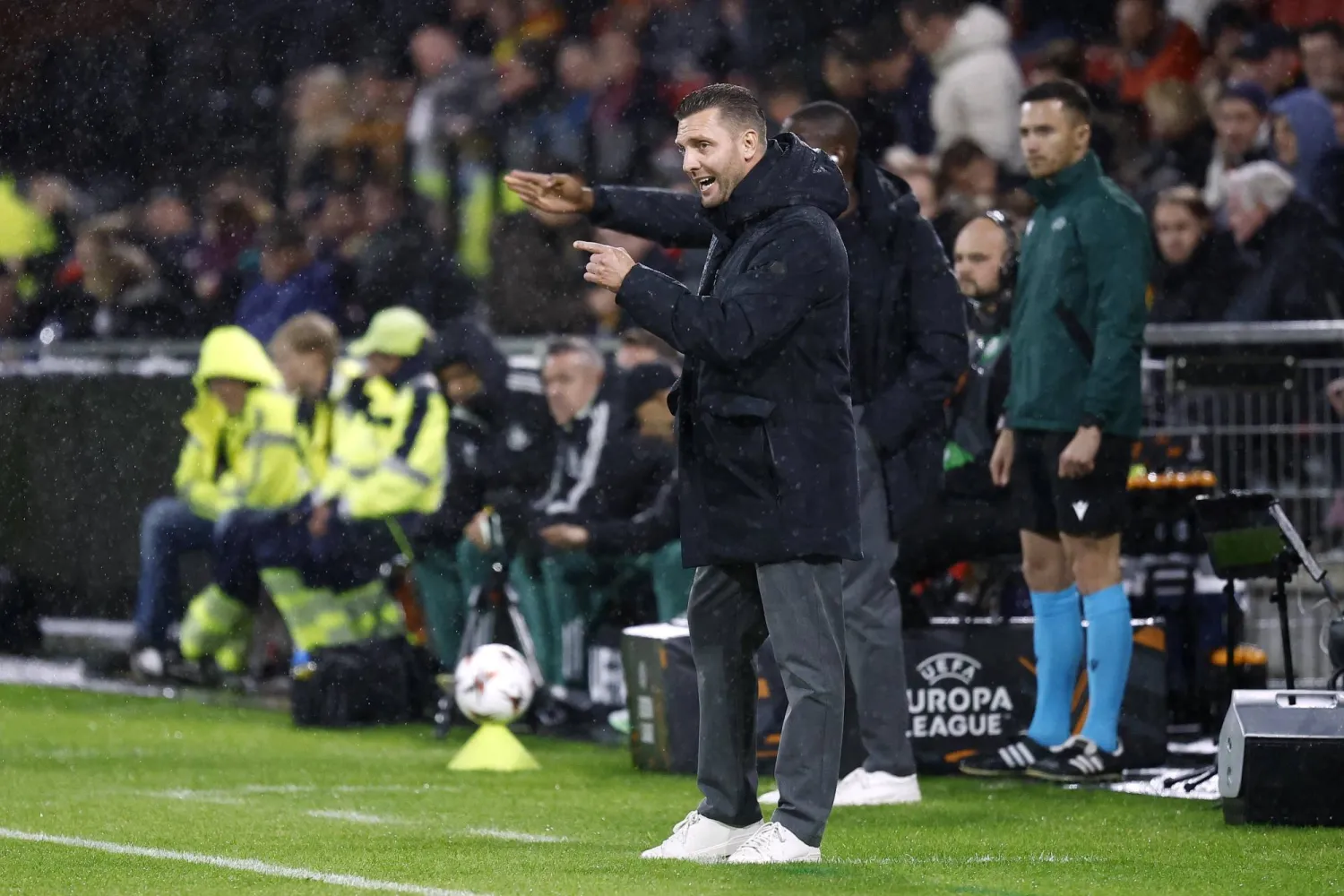 ميلفين بويل مدرب جو أهيد إيغلز (إ.ب.أ)