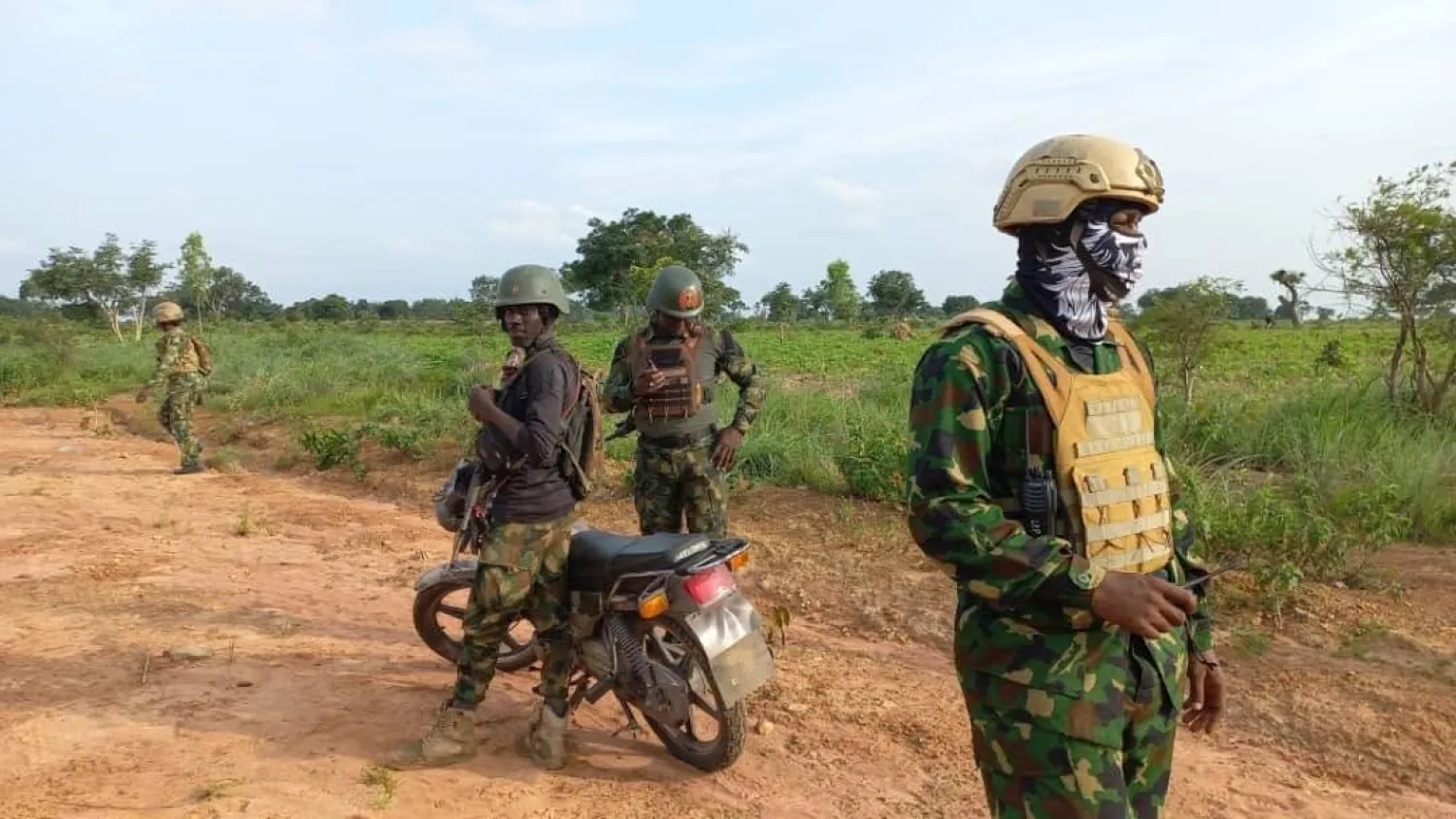 جنود من الجيش النيجيري خلال تعقب مقاتلين من «داعش» (إعلام محلي)