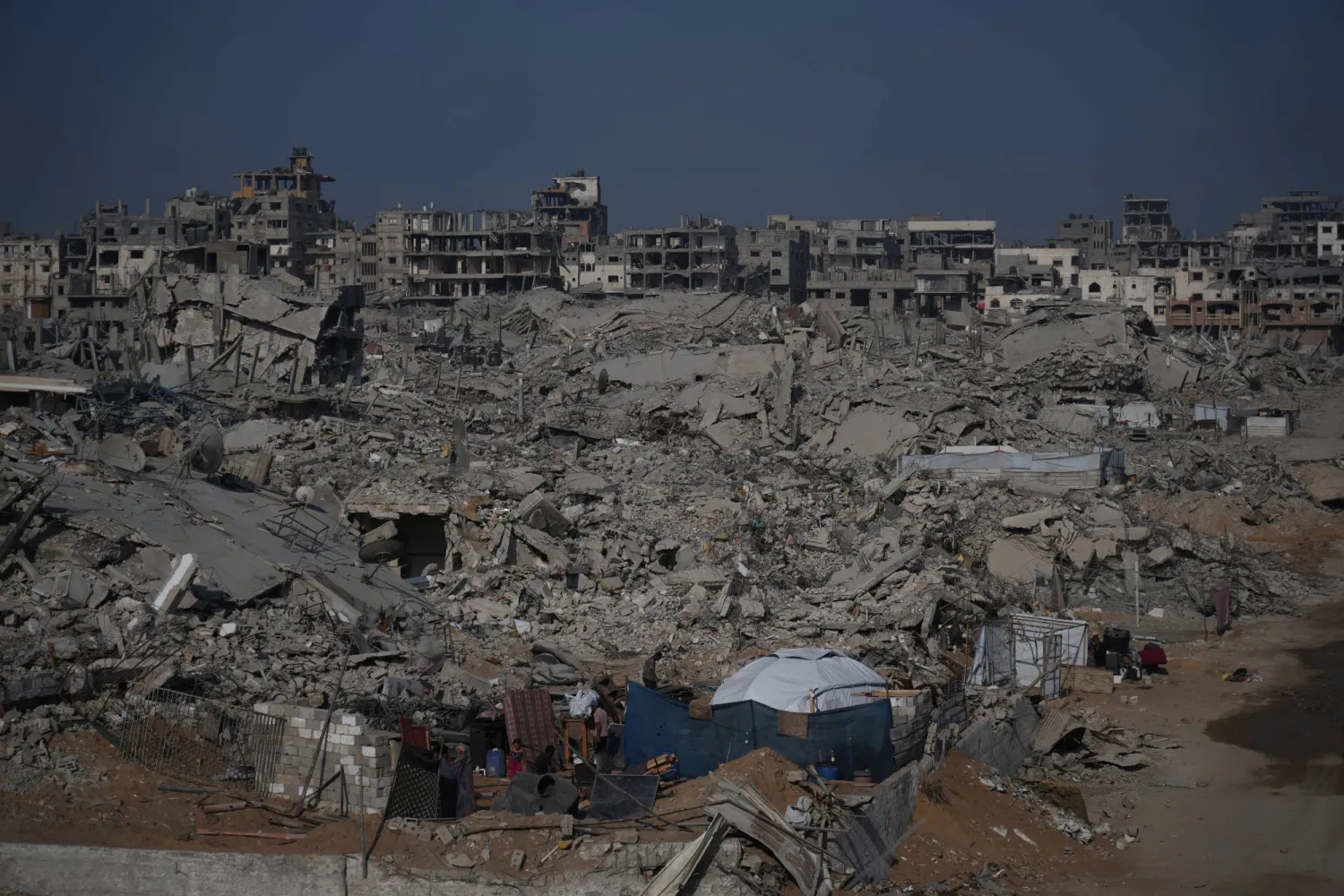 مبانٍ مدمرة بحي الشيخ رضوان في مدينة غزة... 24 أكتوبر 2025 (أ.ب)