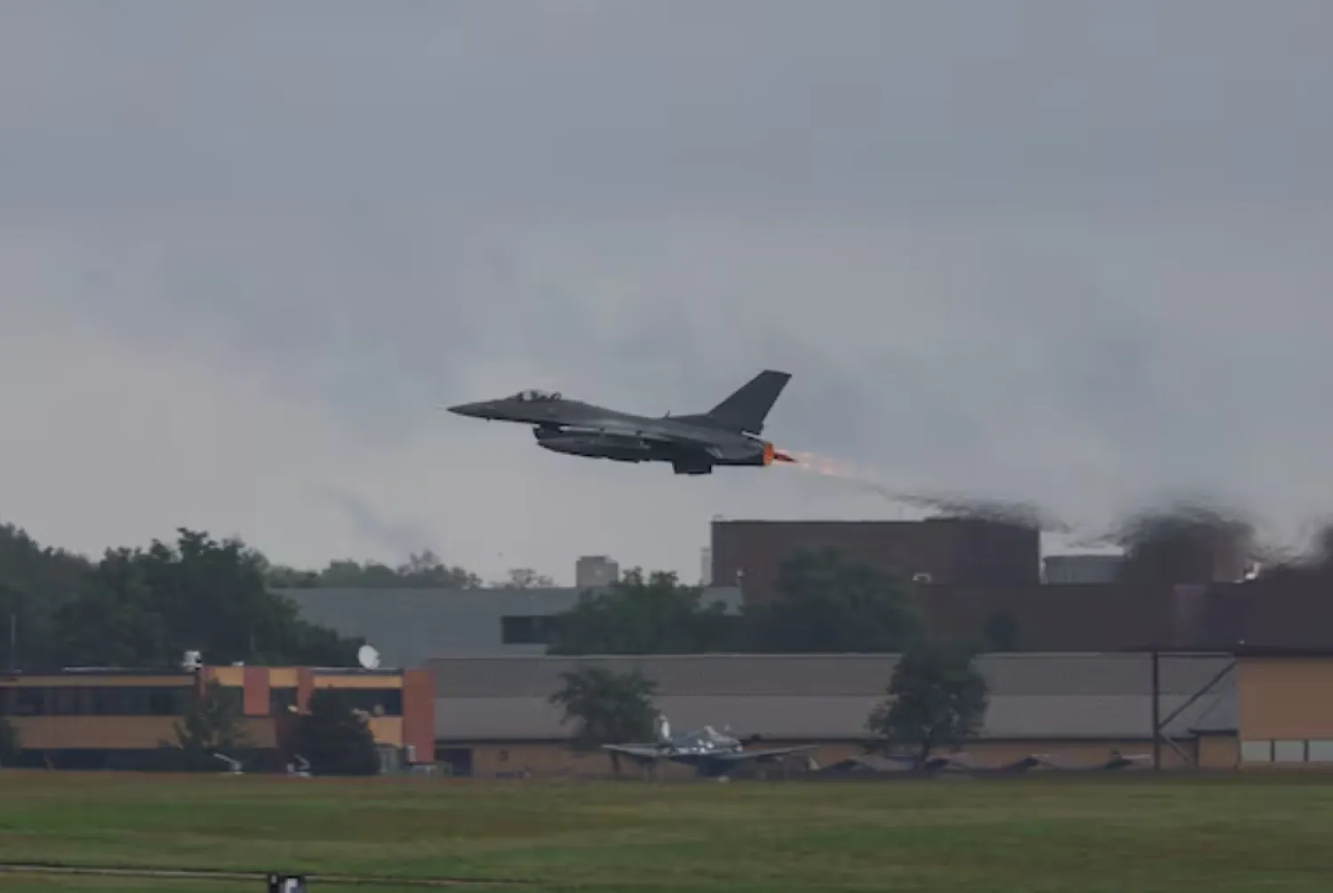 US Air Force F-16 "Falcon" fighter jet takes off at Joint Base Andrews in Maryland, US, October 3, 2024. REUTERS/Tom Brenner 