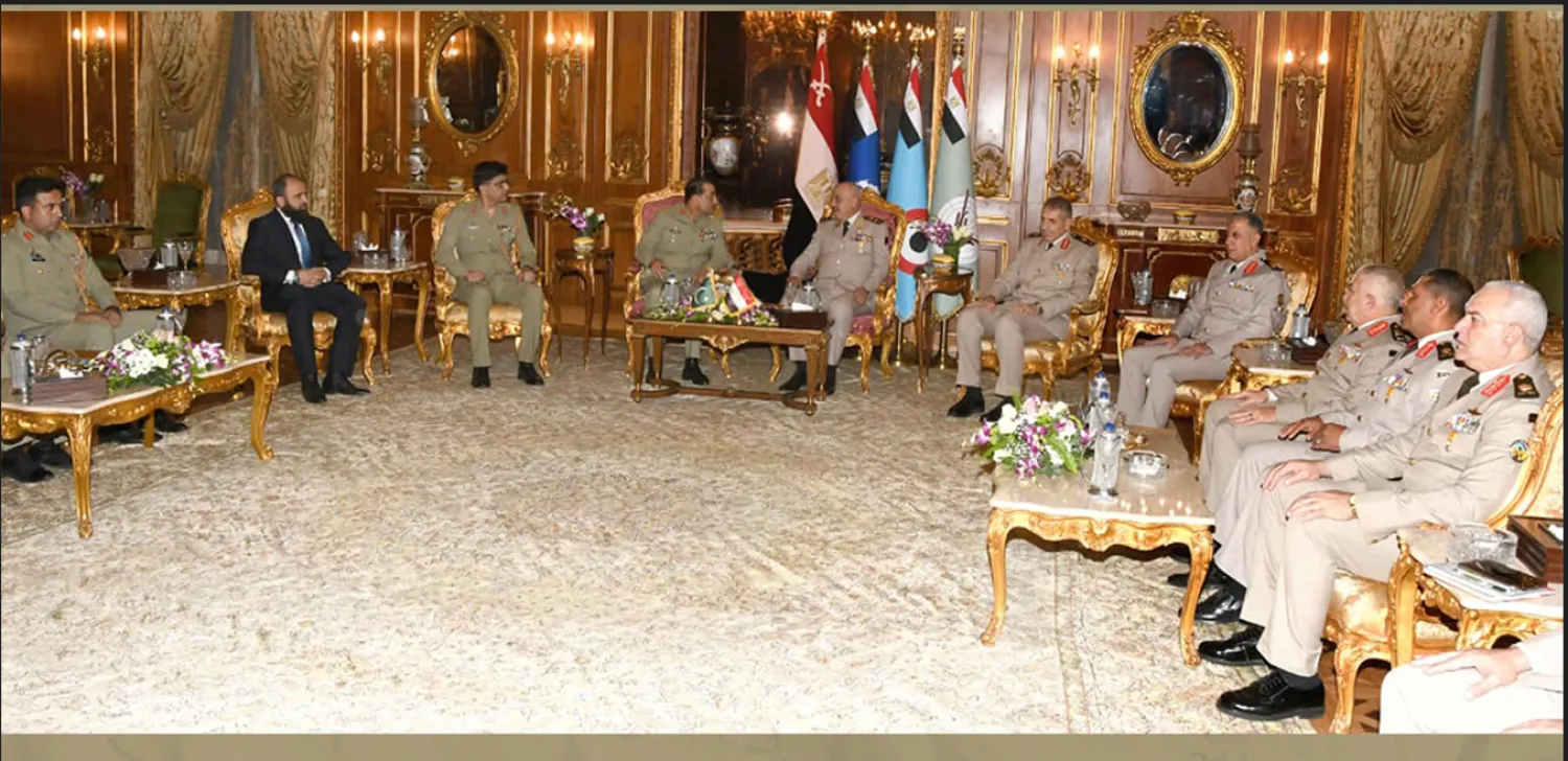 رئيس أركان القوات البرية الباكستانية والوفد المرافق له خلال زيارته لمصر (المتحدث العسكري المصري)