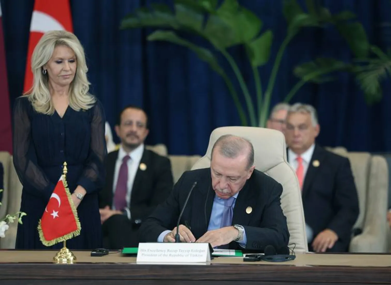 الرئيس التركي رجب طيب إردوغان خلال توقيعه على إعلان شرم الشيخ حول السلام بالشرق الأوسط (الرئاسة التركية)