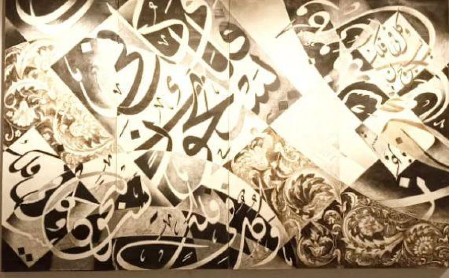 الخط العربي يتداخل مع فنون التشكيل والحروفية في المعرض (الشرق الأوسط)